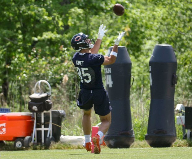 Chicago Bears tight end Cole Kmet (85) makes a catch Thursday, May 23, 2024, during OTAs at Halas Hall. (Brian Cassella/Chicago Tribune)