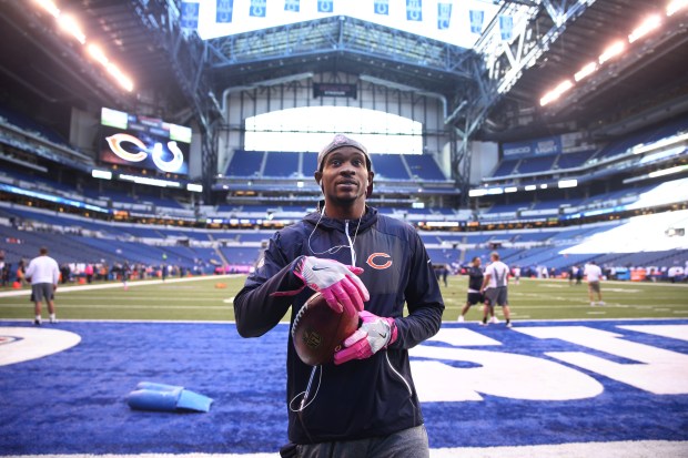 Chicago Bears wide receiver Alshon Jeffery (17) heads to the stands to sign autographs before a game against the Indianapolis Colts at Lucas Oil Stadium in Indianapolis on Sunday, Oct. 9, 2016. (Chris Sweda/Chicago Tribune)