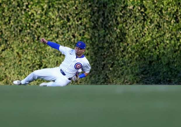 Cubs right fielder Seiya Suzuki smothers a single hit by White Sox first baseman Gavin Sheets (32) in the fourth inning at Wrigley Field on June 5, 2024, in Chicago. (John J. Kim/Chicago Tribune)