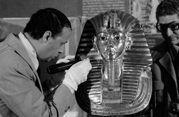 Egyptian curators Ibrahim el-Nawawy and Ahmed El-Sawy examine the unpacking of King Tut's mask at the Field Museum on March 31, 1977. (Carl Hugare/Chicago Tribune)