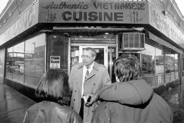 Chicago police Detective Richard Zuley talks to people at Argyle Street and Broadway in 1990 while working on a murder case. (George Thompson / Chicago Tribune)